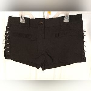 NWOT Women's Black L Size 8 SHEIN safety pinned shorts
